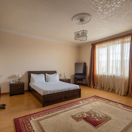 La Defense Hotel Yerevan Exterior foto