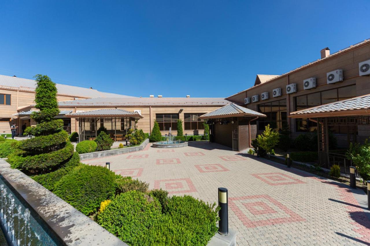 La Defense Hotel Yerevan Exterior foto