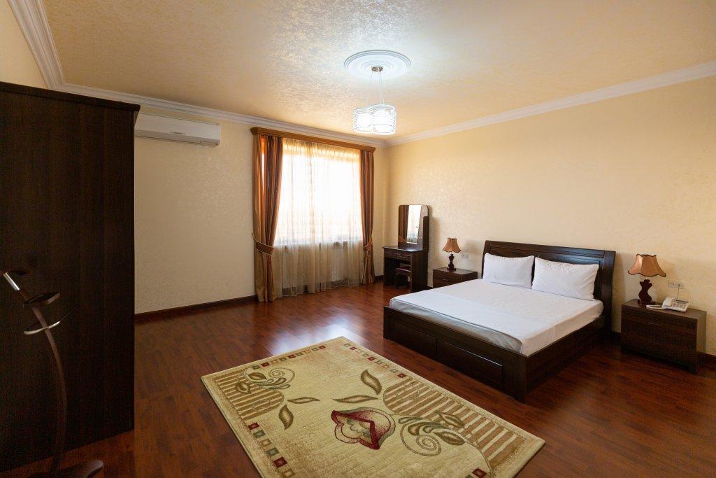La Defense Hotel Yerevan Exterior foto