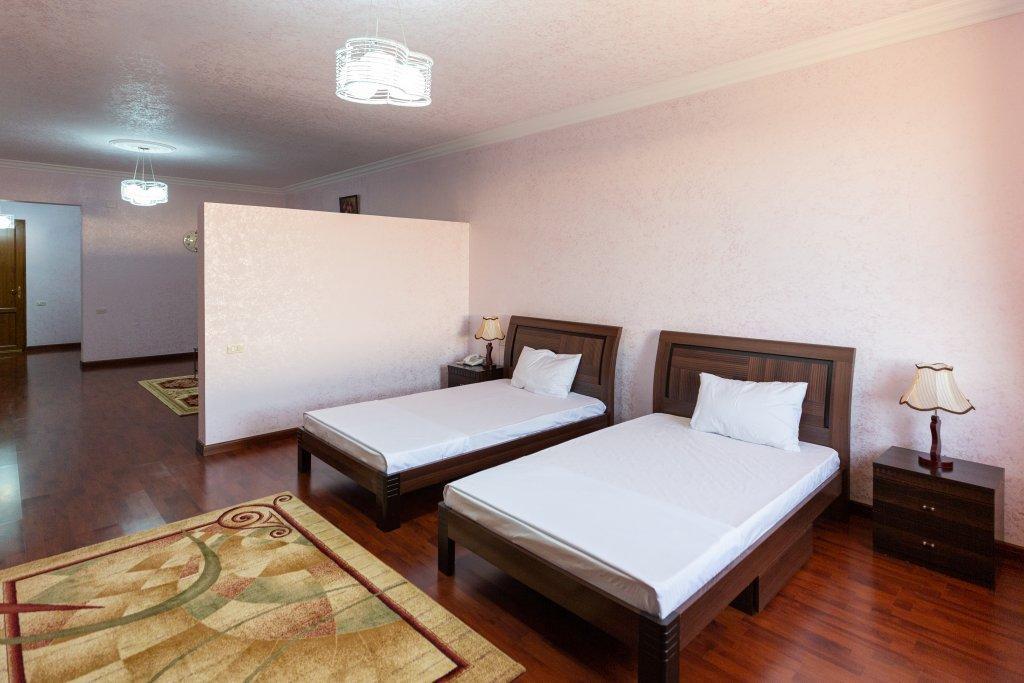 La Defense Hotel Yerevan Exterior foto